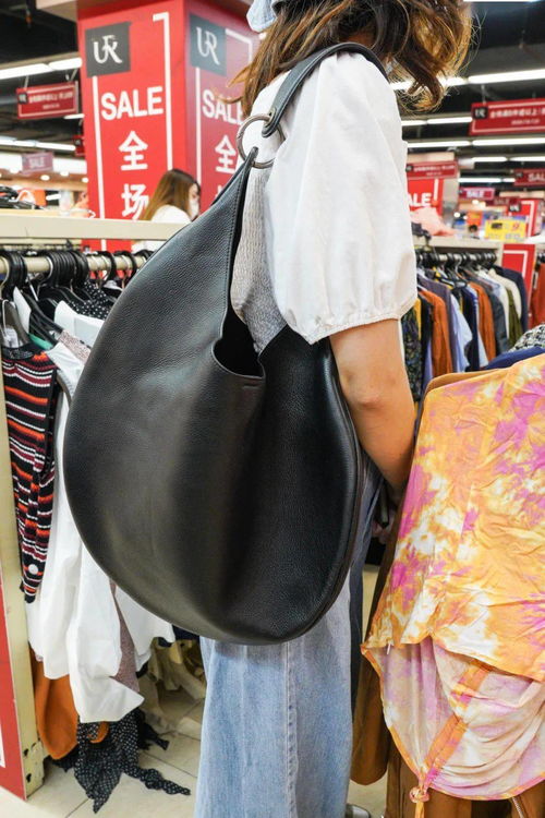 各大服裝批發城年中清倉開始啦 最低10元 件,500塊裝一麻袋