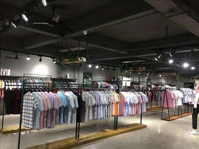 品牌折扣男裝批發(fā)市場(chǎng)低價(jià)處理夏季庫(kù)存尾貨